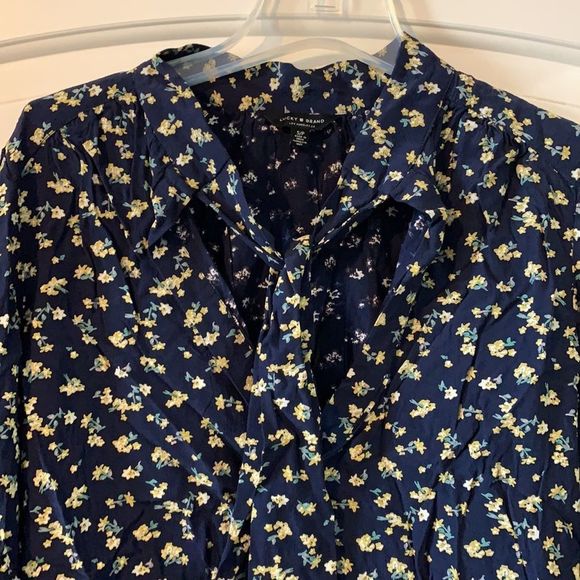 Brand new top lucky brand - Picture 3 of 4